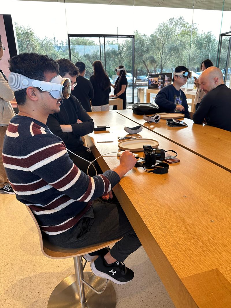 지난 2일(현지시간) 미국 캘리포이나주 쿠퍼티노 애플 본사의 애플 스토어에서 고객이 비전 프로를 체험하고 있다. 사진=홍창기 기자