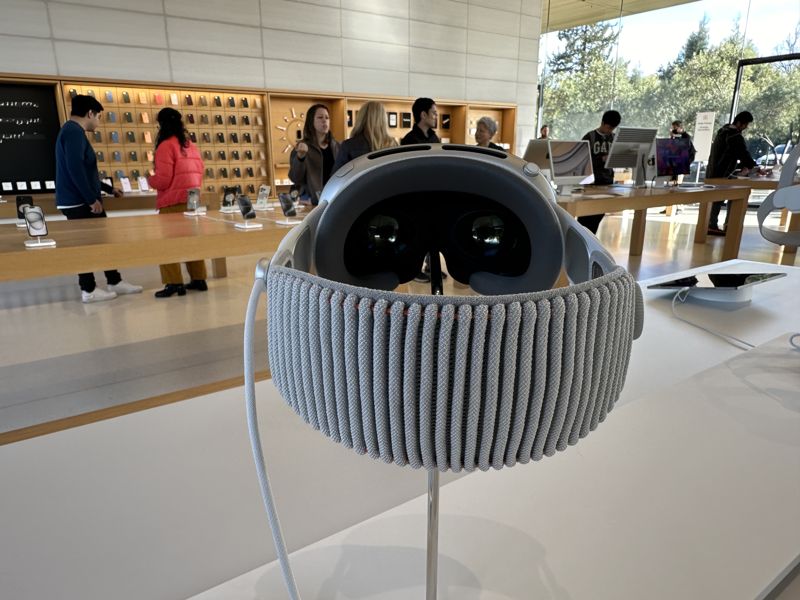 미국 캘리포이나주 쿠퍼티노 애플 본사에 전시된 애플의 혼합현실(MR) 헤드셋 '비전프로'의 후면부 모습. 사진=홍창기 기자