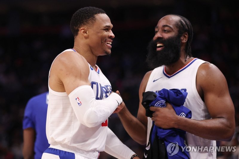 기록 달성 뒤 팀 동료 제임스 하든과 기뻐하는 웨스트브룩(왼쪽) DETROIT, MICHIGAN - FEBRUARY 02: Russell Westbrook #0 of the LA Clippers celebrates after scoring his 25,000th career point with James Harden #1 in the second half while playing the Detroit Pistons at Little Caesars Arena on February 02, 2024 in Detroit, Michigan.