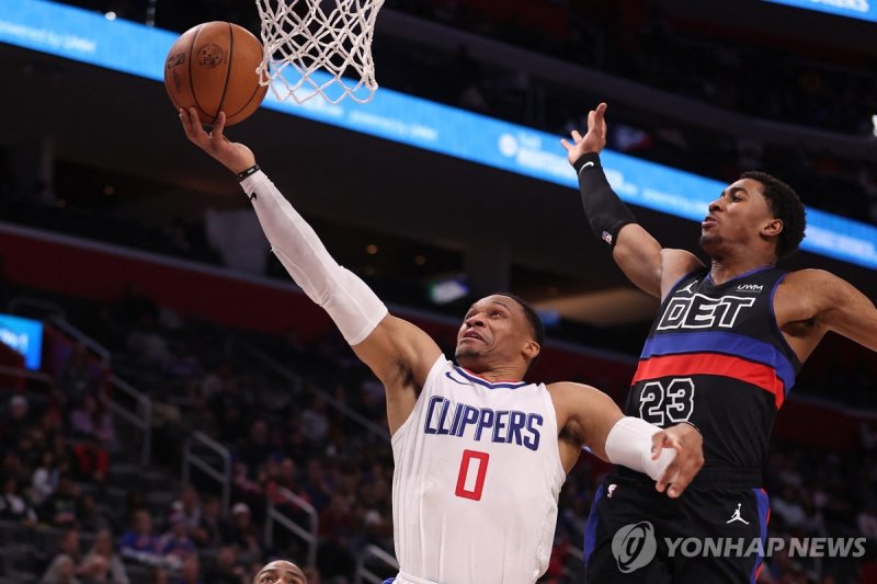 웨스트브룩의 2만5천득점 달성 장면 DETROIT, MICHIGAN - FEBRUARY 02: Russell Westbrook #0 of the LA Clippers droves to the basket in the second half past Jaden Ivey #23 of the Detroit Pistons to score his 25,000th career point at Little Caesars Arena on February 02, 2024 in Detroit, Michigan. NOTE TO USER: User exp