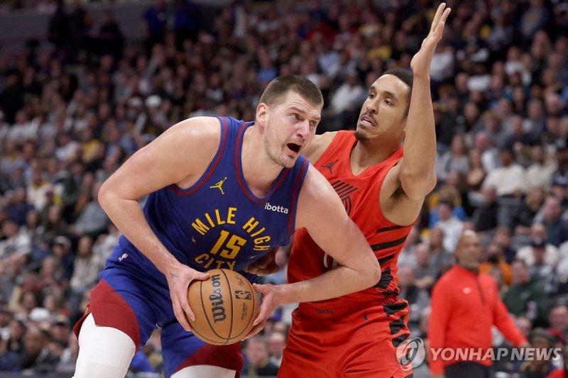 덴버의 니콜라 요키치(왼쪽) DENVER, COLORADO - FEBRUARY 02: Nikola Jokic #15 of the Denver Nuggets drives against Malcolm Brogdon #11 of the Portland Trail Blazers in the fourth quarter at Ball Arena on February 02, 2024 in Denver, Colorado. NOTE TO USER: User expressly acknowledges and agrees that, by download