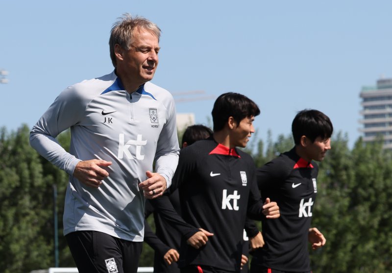 [도하(카타르)=뉴시스] 김근수 기자 = 아시아축구연맹(AFC) 2023 카타르 아시안컵 4강 진출에 성공한 대한민국 축구 국가대표팀 선수들과 위르겐 클린스만 감독이 3일(현지시간) 카타르 도하 알 에글라 트레이닝 센터에서 회복 훈련을 하고 있다. 2024.02.03. ks@newsis.com