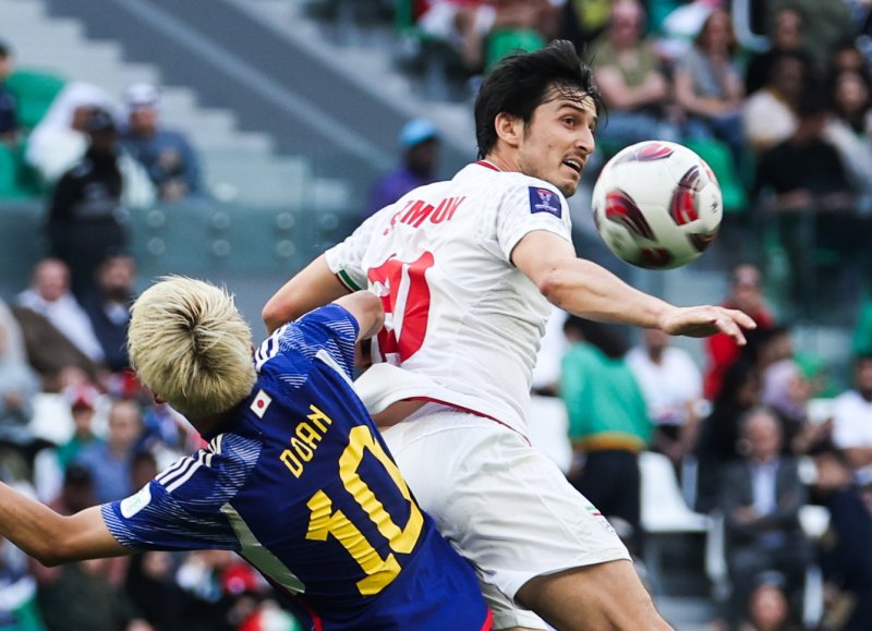 [알라이얀(카타르)=뉴시스] 김근수 기자 = 3일(현지시간) 카타르 알라이얀 에듀케이션 시티 스타디움에서 열린 아시아축구연맹(AFC) 2023 카타르 아시안컵 8강전 이란 대 일본의 경기 전반 이란 아즈문이 일본 도안과 헤딩 경합하고 있다. 2024.02.03. ks@newsis.com