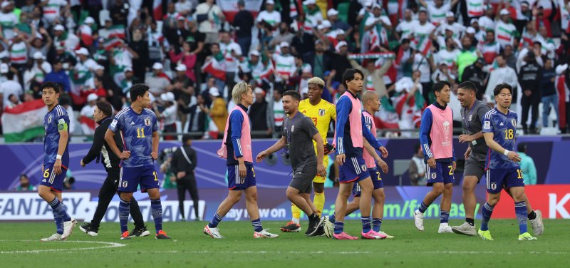 [알라이얀(카타르)=뉴시스] 김근수 기자 = 3일(현지시간) 카타르 알라이얀 에듀케이션 시티 스타디움에서 열린 아시아축구연맹(AFC) 2023 카타르 아시안컵 8강전 이란 대 일본의 경기 이란이 2:1로 역전승을 거뒀다. 일본 축구 국가대표팀선수들이 아쉬워하고 있다. 2024.02.03. ks@newsis.com