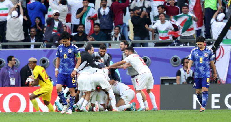 일본 엔도 와타루와 미나미노 다쿠미가 3일(현지시간) 카타르 알라이얀 에듀케이션 시티 스타디움에서 열린 2023 아시아축구연맹(AFC) 카타르 아시안컵 8강전 이란과 일본의 경기에서 이란 자한바크시에게 페널티킥을 허용한 후 아쉬워하고 있다.