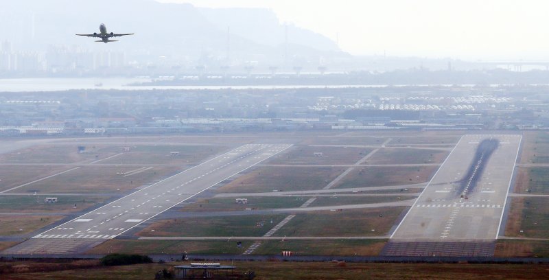 부산 김해국제공항 활주로에서 이륙하는 항공기 모습. 뉴시스 제공