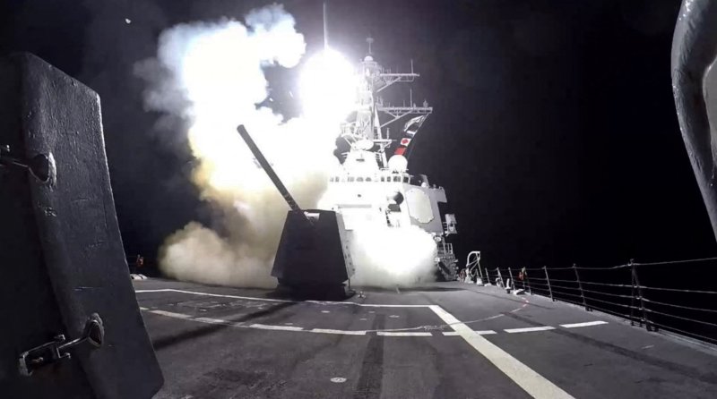 3일(현지시간) 미군 중부사령부가 공개한 사진 속에서 미 해군 구축함이 예멘의 후티 반군을 향해 미사일을 발사하고 있다.AFP연합뉴스