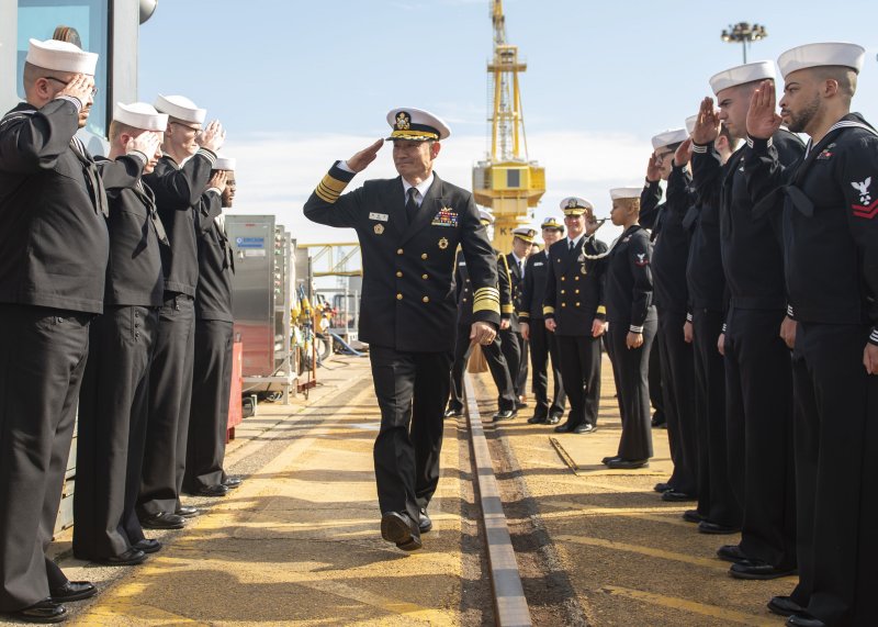 양용모 해군참모총장이 2일(현지시간) 미 전략핵잠수함 알래스카함(USS Alaska, SSBN-732) 승조원들의 경례를 받으며 승함하고 있다. 사진=해군 제공