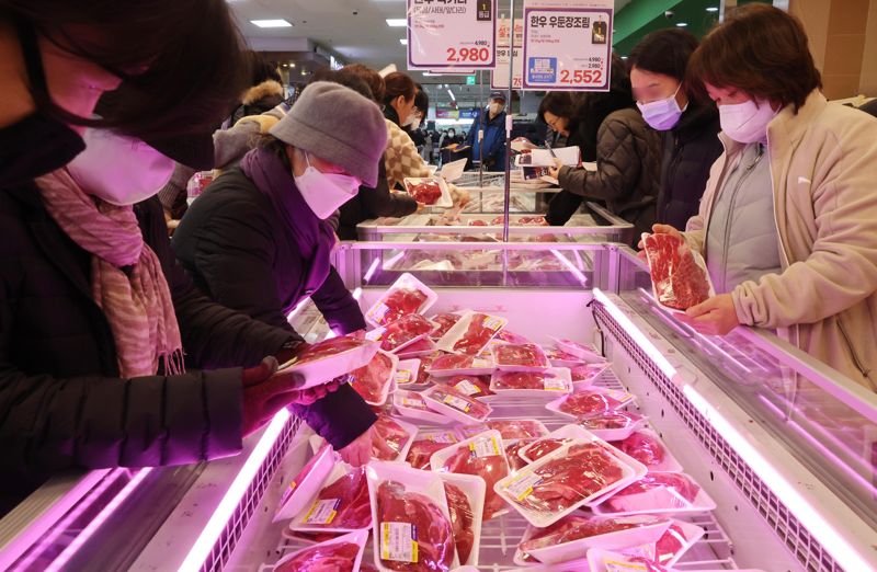 설 명절을 앞두고 사과·배·감 등 성수품 가격이 고공행진을 하며 서민들의 장바구니 부담을 키우고 있다. 4일 서울 양재동 하나로마트를 찾은 시민들이 장을 보고 있다.<div id='ad_body2' class='ad_center'></div> 사진=박범준 기자