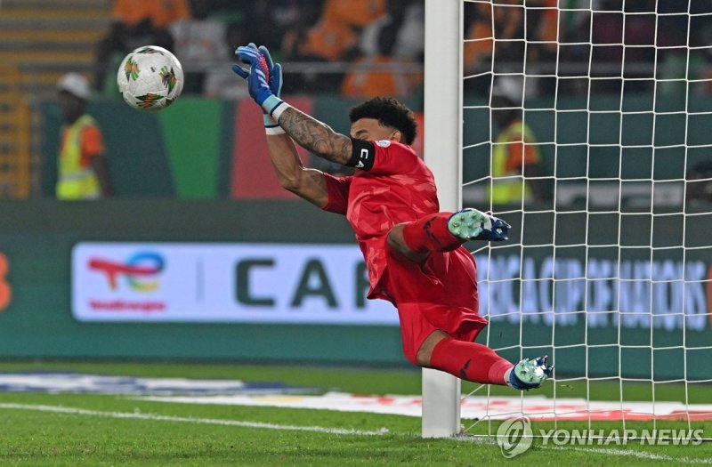 몸을 날려 선방하는 남아공 골키퍼 로넌 윌리엄스 epa11124729 Ronwen Williams of South Africa saves the second penalty of the shootout during the CAF 2023 Africa Cup of Nations quarter final match Cape Verde vs South Africa at Charles Konan Stadium in Yamoussoukro, Cote D'Ivoire, 03 February 2024. EPA/Samuel Shivambu / Ba