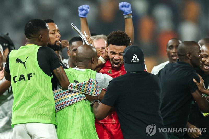 승부차기 승리를 기뻐하는 남아공 선수들 South Africa's goalkeeper #1 Ronwen Williams (C) celebrates with teammates after winning at the end of the Africa Cup of Nations (CAN) 2024 quarter-final football match between Cape Verde and South Africa at the Stade Charles Konan Banny in Yamoussoukro on February 3, 2024. (Ph