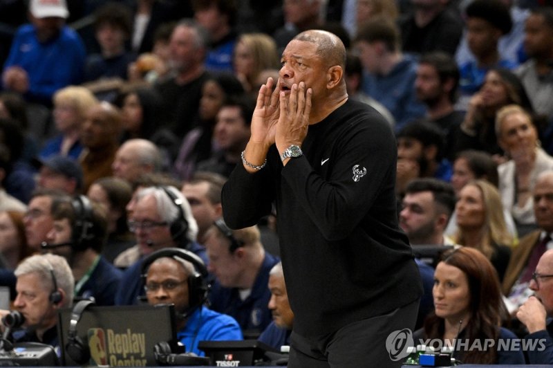 닥 리버스 밀워키 감독 Feb 3, 2024; Dallas, Texas, USA; Milwaukee Bucks head coach Doc Rivers yells to his team during the second quarter against the Dallas Mavericks at the American Airlines Center. Mandatory Credit: Jerome Miron-USA TODAY Sports
