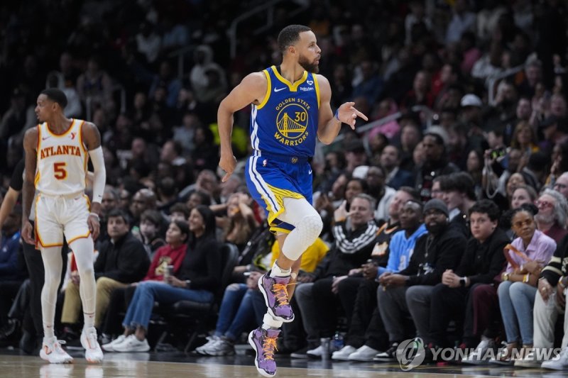 스테픈 커리 Golden State Warriors guard Stephen Curry (30) gestures to the crowd as he runs down court after hitting a shot in the second half an NBA basketball game against the Atlanta Hawks Saturday, Feb. 3, 2024, in Atlanta. (AP Photo/John Bazemore)
