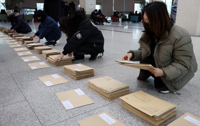 홍콩 ELS 피해자들이 지난달 30일 서울 여의도 국회에서 국회의원에게 전달할 ELS 피해자들의 탄원서를 정리하고 있다. 사진=뉴시스