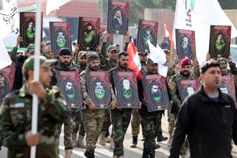 4일(현지시간) 이라크 바그다드에서 이슬람 시아파 무장 조직인 이라크 인민 동원군(PMF) 병사들이 최근 미군의 공습으로 사망한 병사들의 장례식에서 고인들의 사진을 들고 행진하고 있다.EPA연합뉴스