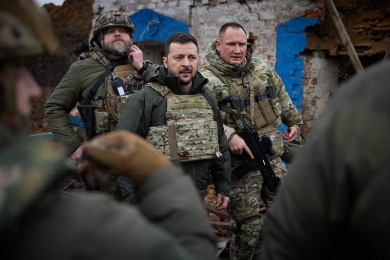 4일(현지시간) 우크라이나 남부 자포리자 전선에서 촬영된 볼로디미르 젤렌스키 우크라 대통령(가운데).AFP연합뉴스