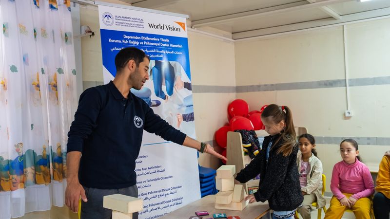 시리아 국경과 인접한 튀르키예 킬리스주의 한 아동친화공간에서 시리아 난민 아동들을 대상으로 놀이활동을 진행하는 모습. 월드비전 제공