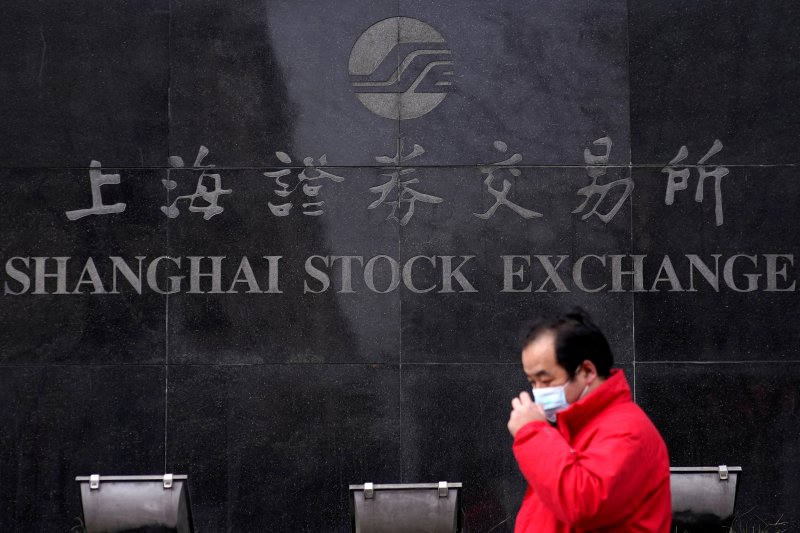 중국 상하이 푸동 금융지구에 위치한 상하이 증권거래소 건물을 한 투자자가 침울한 표정으로 걸어가고 있다. 로이터뉴스1