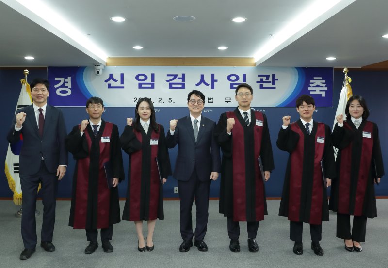 [서울=뉴시스]법무부는 5일 오후 2시께 신임검사 5명에 대한 임관식을 진행했다고 밝혔다. (사진=법무부 제공) 2024. 2. 5 *재판매 및 DB 금지