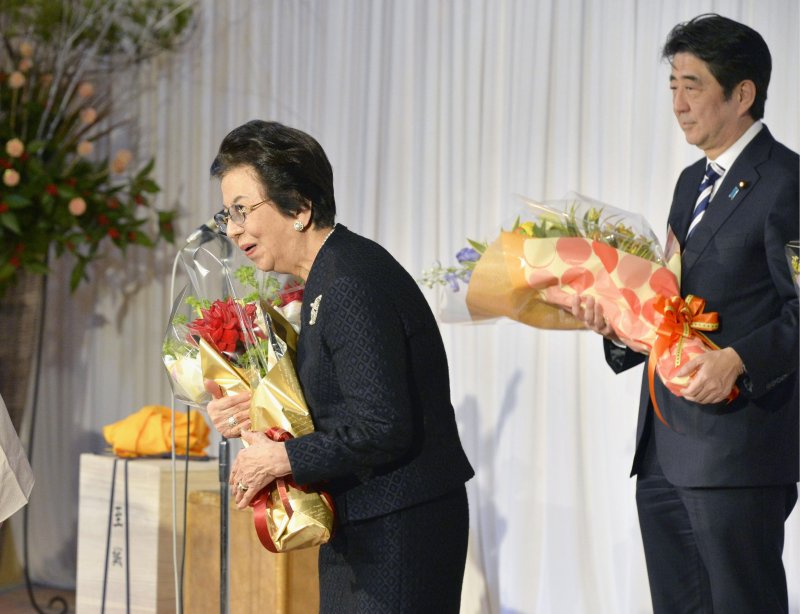 아베 신조 전 일본 총리 모친인 아베 요코 여사(왼쪽)가 지난 4일 별세했다. 기시 노부스케 전 총리의 장녀인 고인은 아베 신타로 전 외무상과 결혼해 세 아들을 낳았다. 사진은 2014년 모습. 연합뉴스