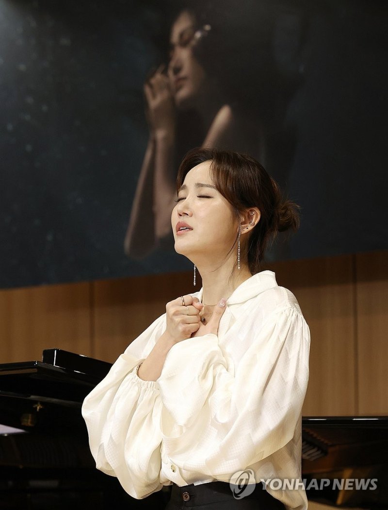 새 앨범 발표한 박혜상 새 앨범 발표한 박혜상 (서울=연합뉴스) 이재희 기자 = 클래식 레이블 도이치 그라모폰에서 두 번째 앨범 '숨'(BREATHE)을 발표한 소프라노 박혜상이 5일 오전 서울 서초구 코스모스홀에서 열린 기자간담회에서 수록곡을 시연하고 있다. 2024.2.5 scape@yna.co.kr (끝)