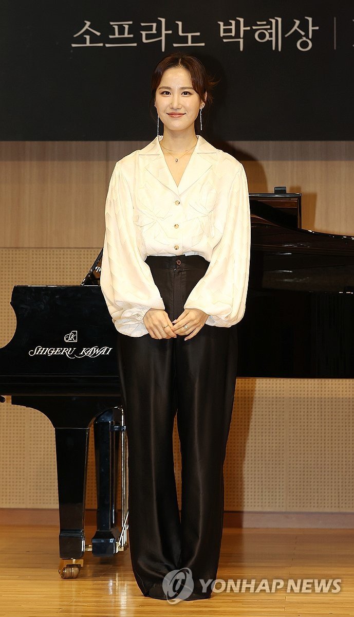 DG 두 번째 앨범 발표한 박혜상 DG 두 번째 앨범 발표한 박혜상 (서울=연합뉴스) 이재희 기자 = 클래식 레이블 도이치 그라모폰에서 두 번째 앨범 '숨'(BREATHE)을 발표한 소프라노 박혜상이 5일 오전 서울 서초구 코스모스홀에서 열린 기자간담회에서 포즈를 취하고 있다. 2024.2.5 scape@yna.co.kr (끝)