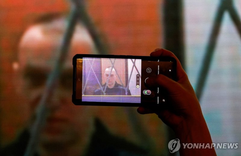러시아 최북단 시베리아 교도소에 수감된 야권 지도자 알렉세이 나발니 FILE PHOTO: A mobile phone screen shows Russian opposition leader Alexei Navalny as he appears on a screen via a video link from the IK-3 penal colony in Kharp in the Yamal-Nenets region during a hearing against the Ministry of Justice in Supreme Court, in Mosco