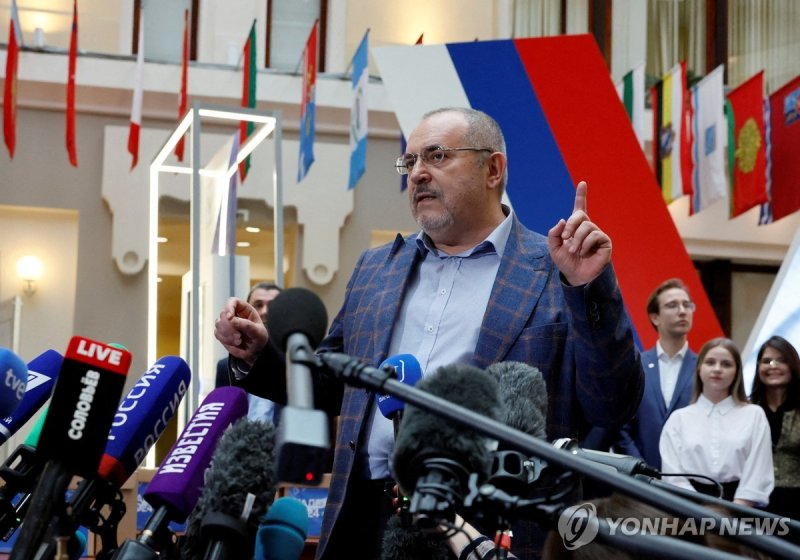러시아 선관위에 대선후보 등록 서류를 제출한 야권 정치인 보리스 나데즈딘 FILE PHOTO: Boris Nadezhdin, a representative of Civil Initiative political party who plans to run for Russian president in the March 2024 election, talks to journalists as he visits an office of the Central Election Commission to submit documents and signatu