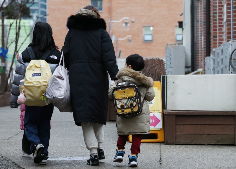 서울 시내의 한 초등학교에서 맞벌이 가정 등 돌봄이 필요한 학생들이 등교를 하고 있다. 뉴스1