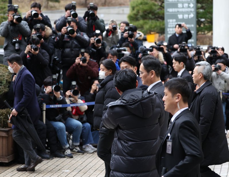 이재용 삼성전자 회장이 5일 오후 서울 서초구 서울중앙지방법원에서 열린 삼성그룹 경영권 승계 관련 부당합병·회계부정 혐의 1심 선고 공판에서 무죄판결을 받은 뒤 법원을 나서고 있다. 연합뉴스