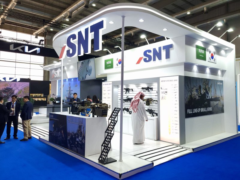 SNT그룹 방위산업체 SNT모티브와 SNT다이내믹스가 사우디아라비아 리야드에서 오는 8일까지 열리는 방산전시회 'World Defense Show(WDS) 2024'에 참가해 수출시장 개척에 나서고 있다. SNT그룹 제공