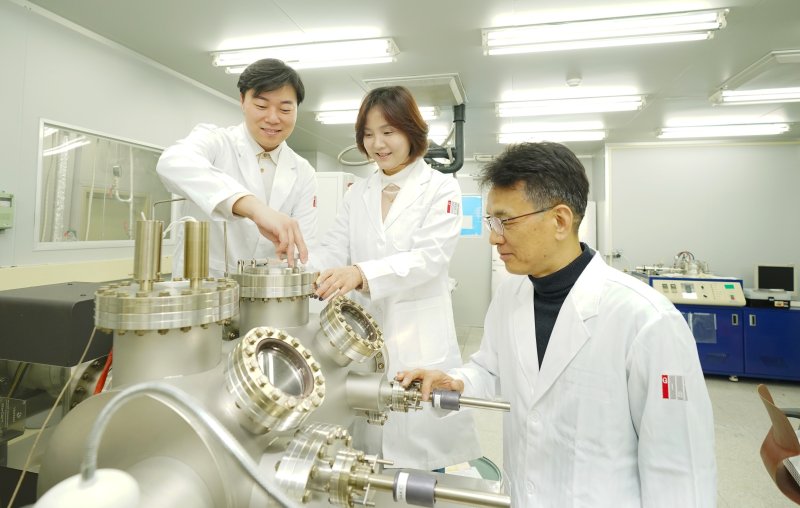 [광주=뉴시스] 왼쪽부터 GIST 반도체공학과 윤훈한 교수, 신현진 교수, 이동선 학과장