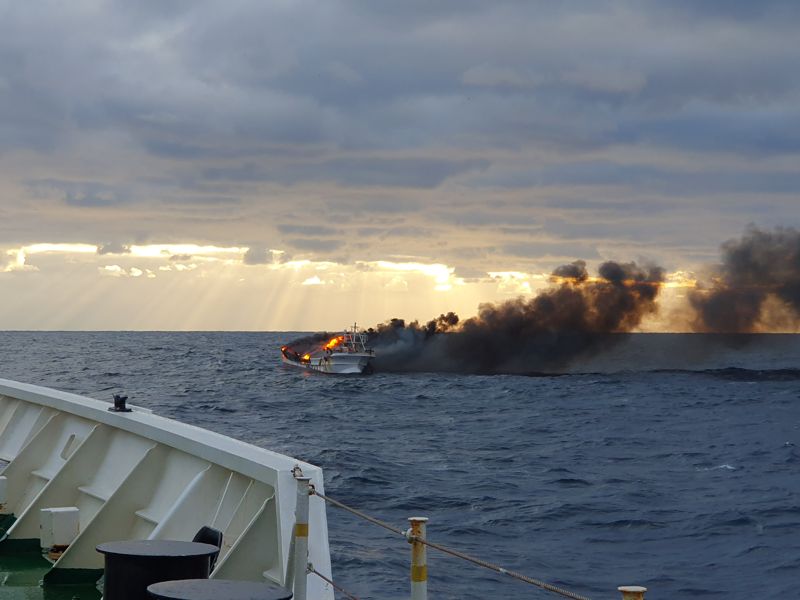 6일 오전 3시55분쯤 독도 동쪽 111㎞ 해상 45t급 어선에서 화재가 발생했지만 승선원 9명은 모두 구조됐다. 동해 해경 제공