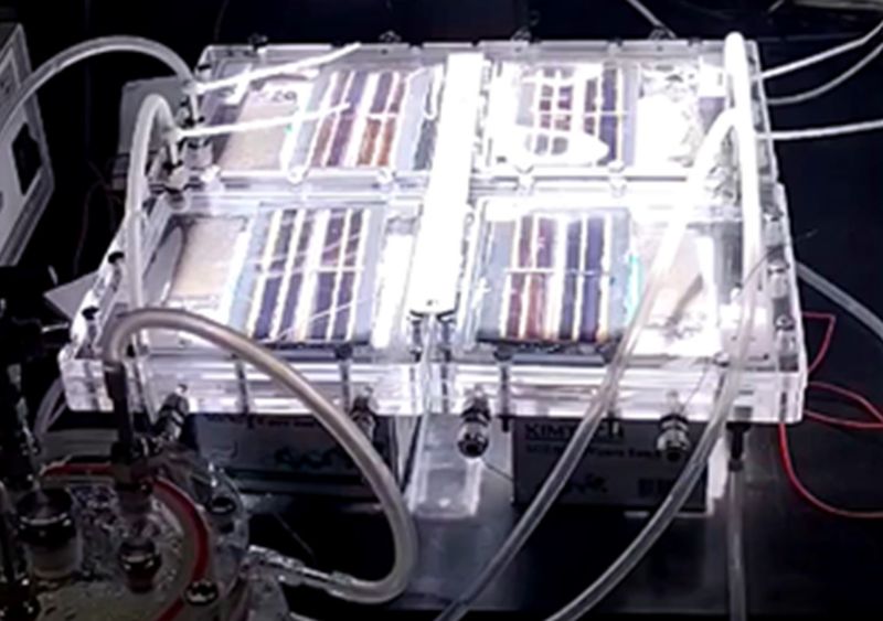 UNIST 연구진이 1㎡까지 키운 페로브스카이트 태양전지 모듈로 물에서 수소를 만들고 있다. UNIST 제공