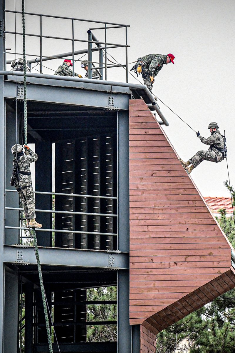 6일 해병대 1사단 선봉여단 산악대대가 지난달 15일부터 적 국지도발 등에 대비해 산악훈련과 전투사격 등 4주간의 일정으로 강도 높은 훈련이 진행되고 있다. 훈련에 참가한 해병들이 레펠 훈련을 하고 있는 모습. 사진=해병대 1사단 제공
