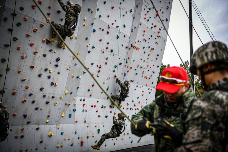 6일 해병대 선봉여단 산악대대원들이 산악훈련에 필요한 등반 훈련을 하고 있는 모습. 사진=해병대 1사단 제공