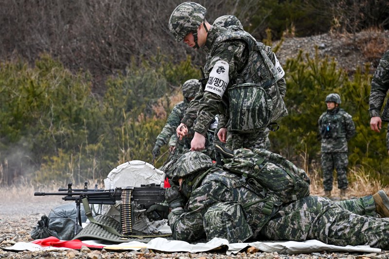 6일 해병대 선봉여단 산악대대원들이 집중사격훈련에서 공용화기 사격을 하고 있다. 사진=해병대 1사단 제공