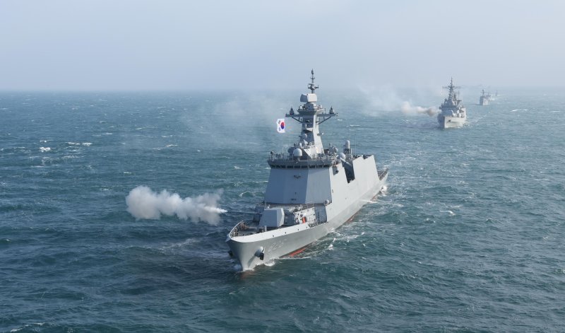 천안함과 을지문덕함 등 함정들이 3일 서해상에서 새해 첫 해상사격훈련을 하고 있다. 사진=해군 제공