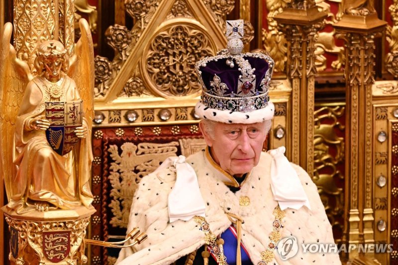 (FILES) Britain's King Charles III, wearing the Imperial State Crown and the Robe of State, sits on The Sovereign's Throne in the House of Lords chamber, during the State Opening of Parliament, at the Houses of Parliament, in London, on November 7, 2023. (Photo by Leon Neal / POOL / AFP) 사진=연합뉴스