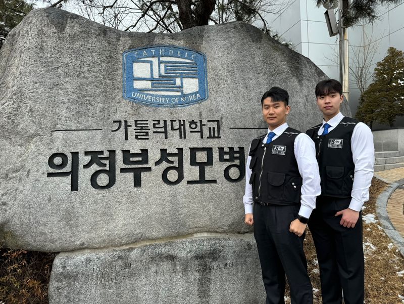 에스텍시스템 보안요원인 이민호(왼쪽) 이장훈씨. 에스텍시스템 제공