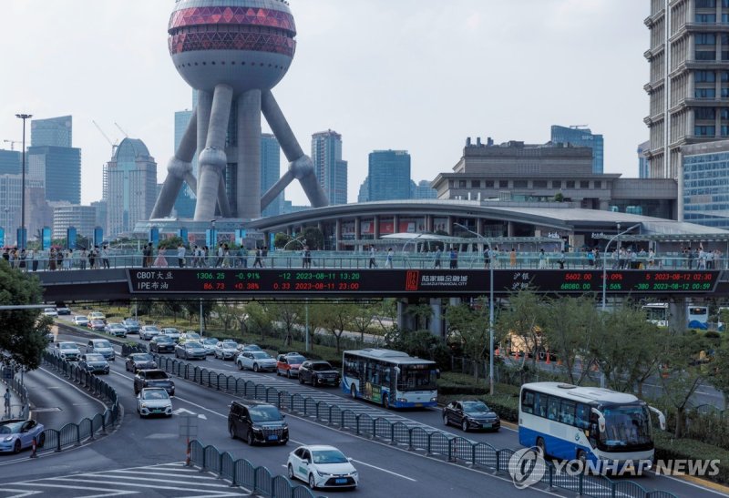 중국의 경제중심 상하이 금융 거리에 설치된 증시 전광판. EPA 연합뉴스