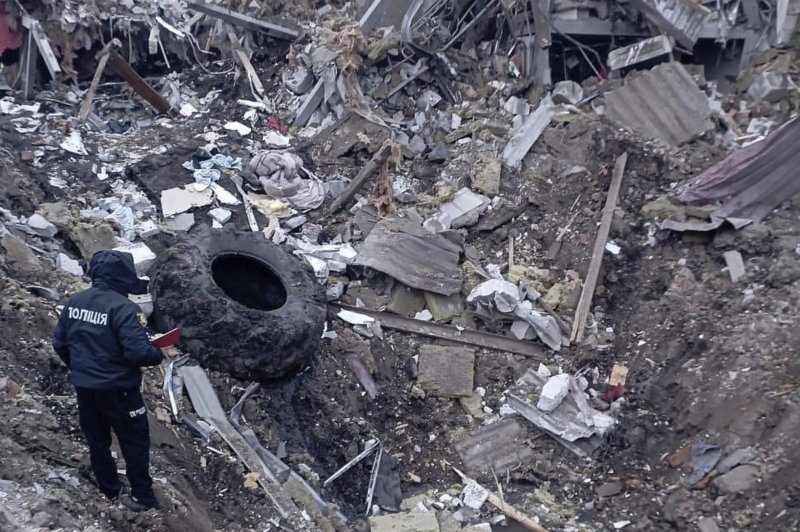 6일(현지시간) 우크라이나 하르키우 졸로치우에서 경찰관이 러시아군의 미사일 폭발 피해 현장을 살펴보고 있다. AFP연합뉴스