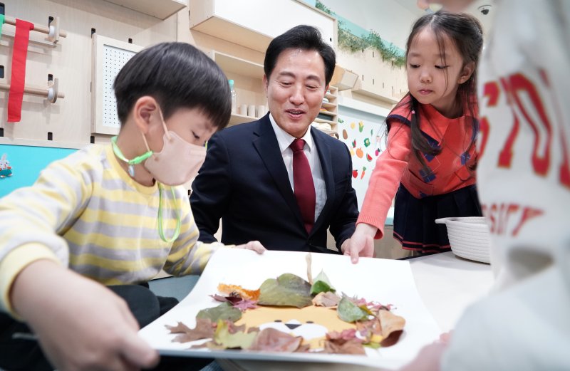 오세훈 서울시장이 지난해 11월 22일 서울 동작구 스페이스살림 내 서울형키즈카페 시립1호점에서 어린이들과 낙엽으로 사자를 만들고 있다. 서울시 제공