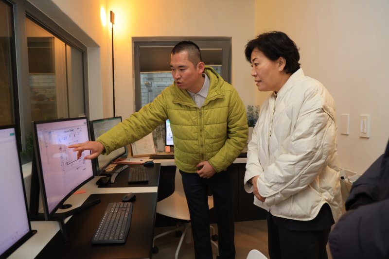 송미령 농림축산식품부 장관(오른쪽)이 경기 평택시 지능형 양돈장인 '로즈팜'을 방문해 시설에 대해 관계자 설명을 듣고 있다. 농식품부 사진 제공