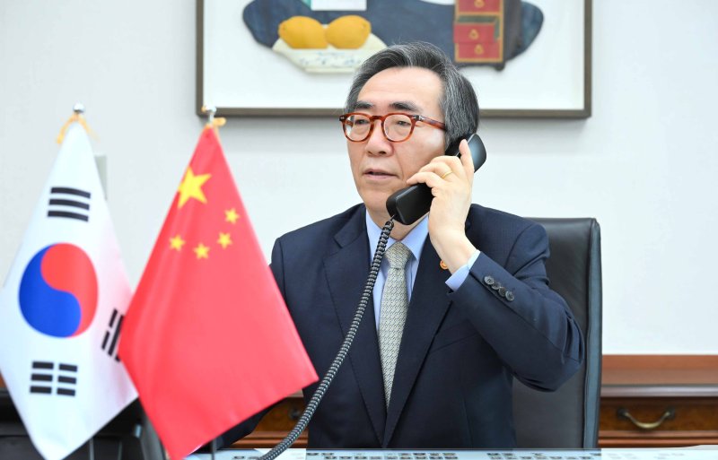 조태열 외교부 장관이 왕이 중국 외교부장과 첫 전화통화를 하고 있다. 사진=외교부