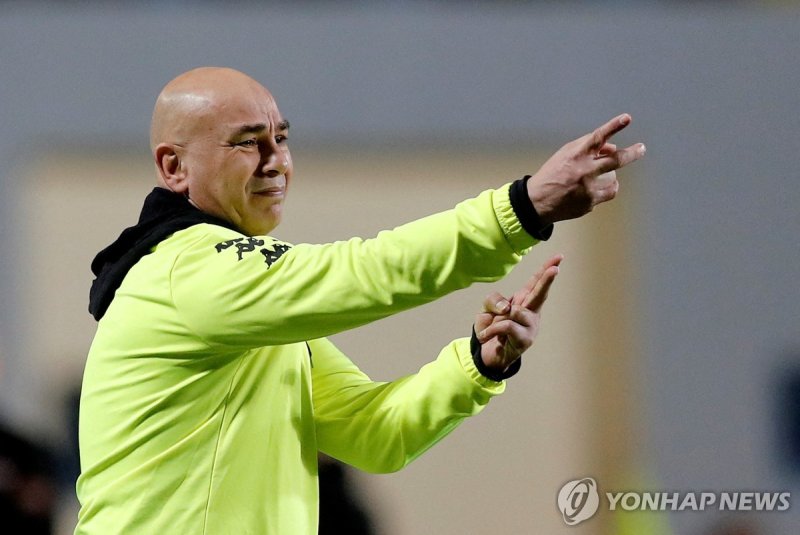 이집트 축구대표팀 사령탑으로 선임된 호삼 하산 감독 FILE PHOTO: Soccer Football - Egyptian Premier League - Zamalek v Pyramids FC - Petro Sport Stadium, Cairo, Egypt - January 24, 2019 Pyramids coach Hossam Hassan gestures during the match REUTERS/Amr Abdallah Dalsh/File Photo