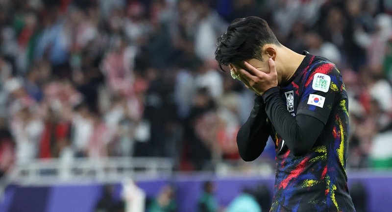 대한민국 이강인이 7일(한국시간) 카타르 알라이얀 아흐메드 빈 알리 스타디움에서 열린 2023 아시아축구연맹(AFC) 카타르 아시안컵 준결승 요르단과 대한민국의 경기에서 0-2로 패배하며 결승 진출이 좌절된 후 얼굴을 감싸며 아쉬워하고 있다. 사진=뉴스1