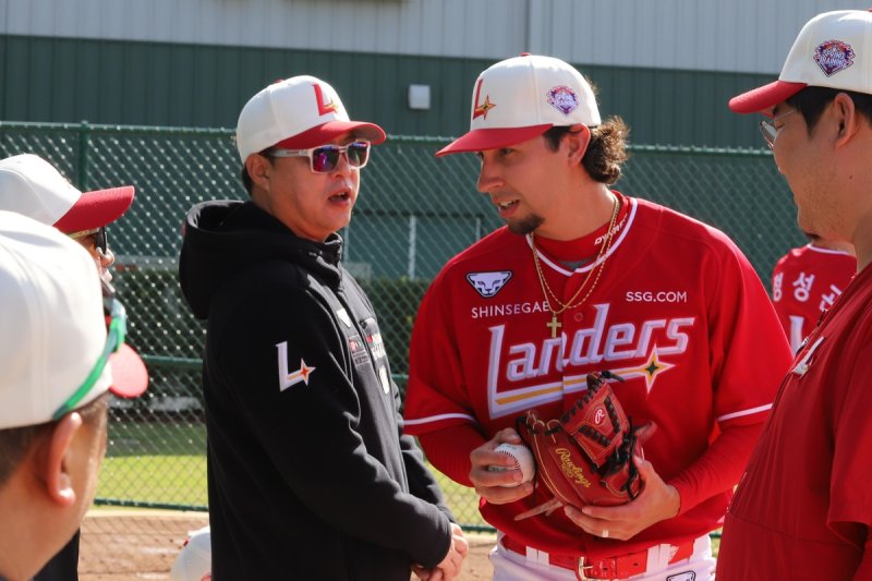 SSG 랜더스 새 외국인 투수 더거(오른쪽)와 송신영 수석코치 [SSG 랜더스 제공. 재판매 및 DB 금지]