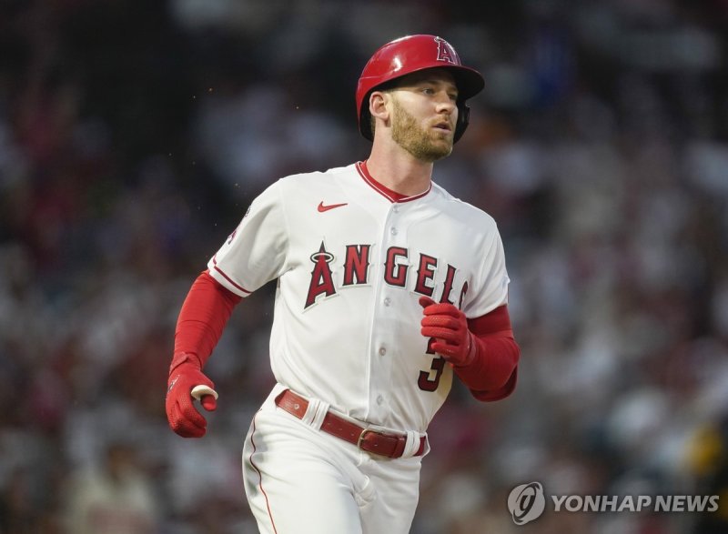 MLB 연봉조정서 승리한 외야수 워드 FILE - Los Angeles Angels left fielder Taylor Ward (3) singles during the fifth inning of a baseball game against the Houston Astros, Friday, July 14, 2023, in Anaheim, Calif. Outfielder Taylor Ward argued his case with the Los Angeles Angels on Friday, Feb. 2, 2024, asking for 
