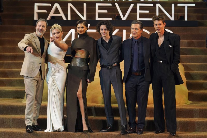 Actors Denis Villeneuve, from left, Florence Pugh, Zendaya, Timothee Chalamet, Josh Brolin and Austin Butler, pose for the photographers as they arrive for a fan event promoting their film, Dune: Part Two, in Mexico City, Tuesday, Feb. 6, 2024. (AP Photo/Marco Ugarte) /뉴시스/AP /사진=뉴시스 외신화상